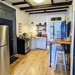 Hostwise Stays - Industrial Vintage Style, Close To Downtown!