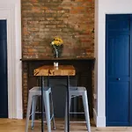 Hostwise Stays - Industrial Vintage Style, Close To Downtown!
